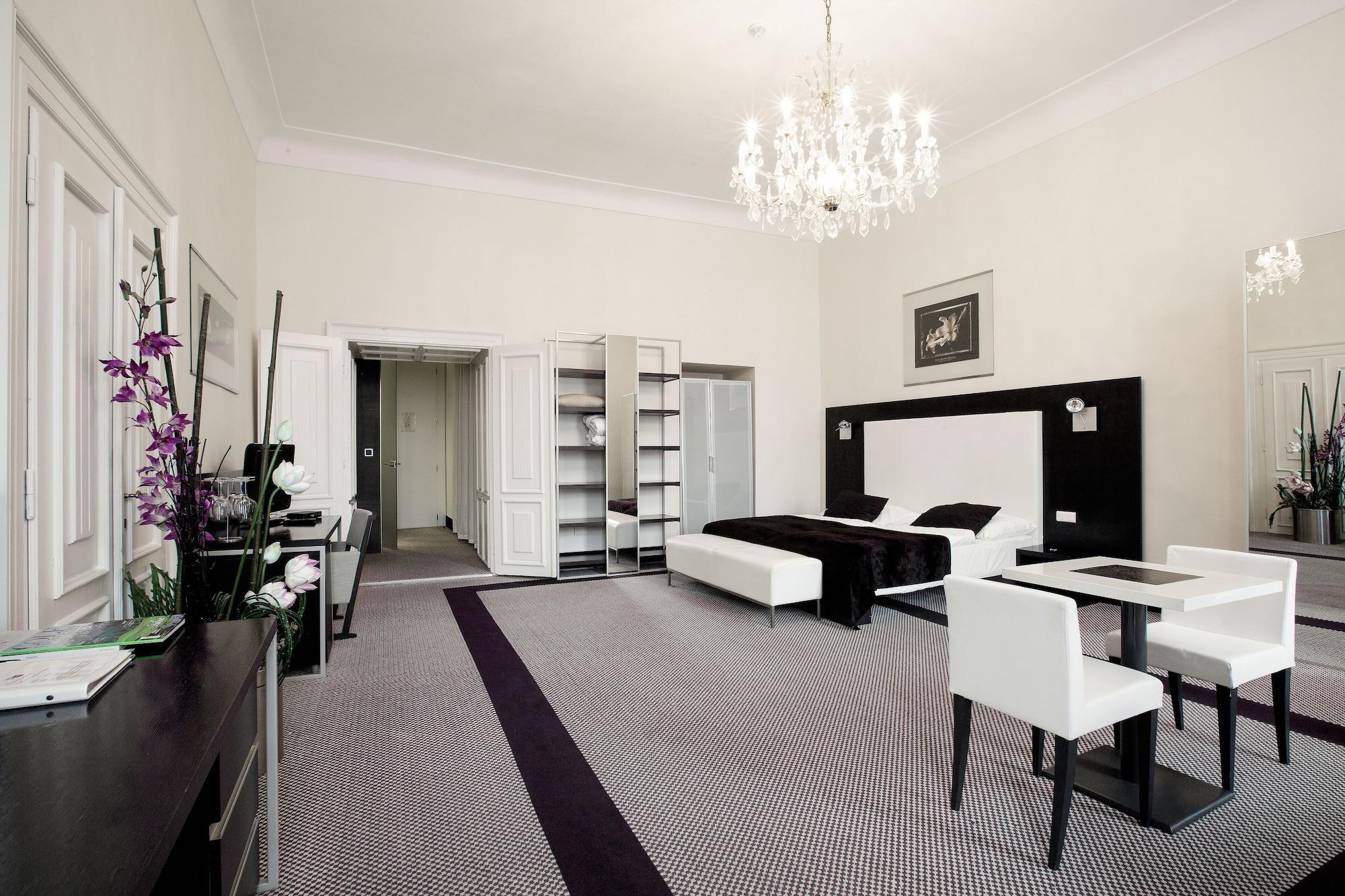 Old Town Square Residence By Emblem Prag Exterior foto
